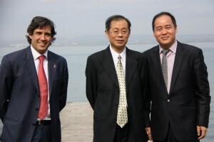 El alcalde de Paterna, con Zhiliang, vicepresidente del Comité Municipal de Wuxi, y distintos miembros de la delegación de Wuxi en la Albufera