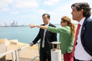 Agustí y Zhiliang reciben las explicaciones de la directora de Marketing del Puerto de Valencia