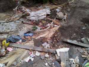 Los escombros y restos se acumulan por el inmueble y el patio exterior a pesar de que se limpió hace dos años/pspv