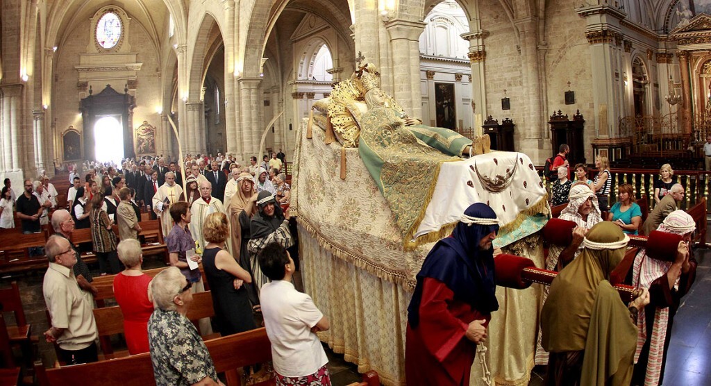 El Grup de Metxa lleva la Virgen de la Asunción hasta el altar de la Catedral/alberto saiz