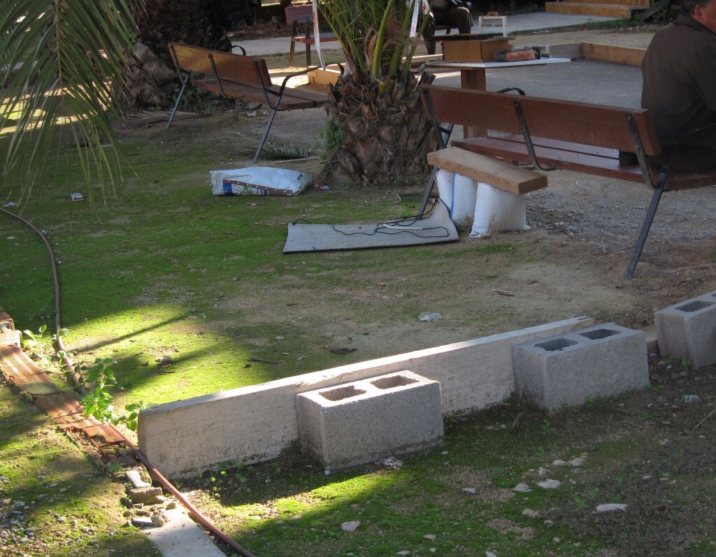 Una zona del exterior del centro con materiales/eu