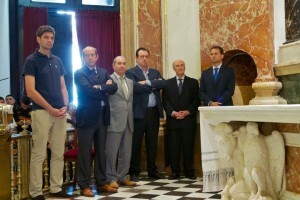 El Valencia CF realiza la tradicional ofrenda floral a la Virgen de los Desamparados (2) (Small)