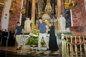El Valencia CF realiza la tradicional ofrenda floral a la Virgen de los Desamparados (4) (Small)