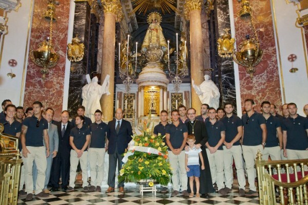 El Valencia CF realiza la tradicional ofrenda floral a la Virgen de los Desamparados (5) (Small)