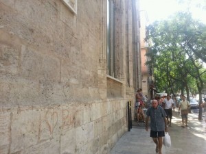 Un hombre pasa por al lado de la fachada donde se pintó el graffiti/pspv