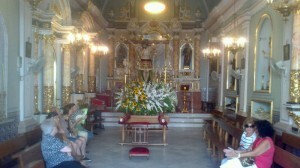 La imagen del Cristo de la Salude en su capilla antes de partir en romeria hace unos minutos/@arturpart