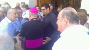 El edil de Pedanias y el alcalde-pedáneo saludan al arzobispo en las puertas de la iglesia/@arturpart