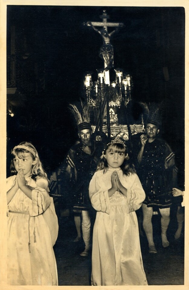 La imagen del Cristo Verdadero portad a hombros con dos jóvenes ataviadas de ángeles delante de la imagen/Juan Guanter