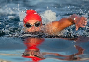 Una nadadora durante la prueba de natación/José Luis Hourcade