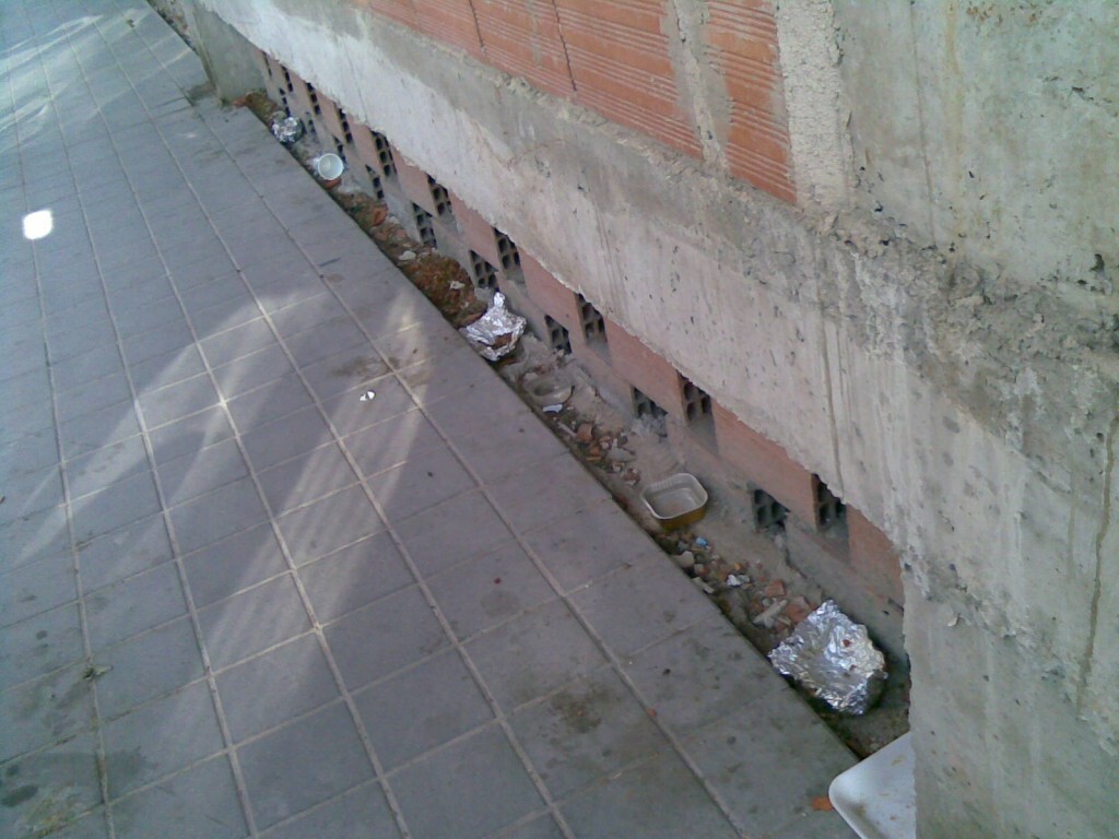 Una zona de una ciudad con alimento para gatos