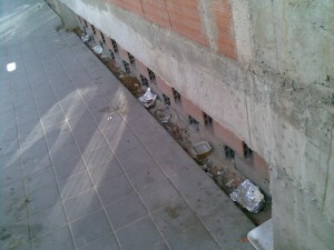 Una zona de una ciudad con alimento para gatos