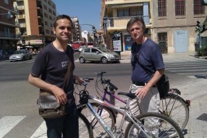 Amadeu Sanchis y el eurodiputado Willy Meyer en la calle Doctor Lluch en el Cabanyal/eu
