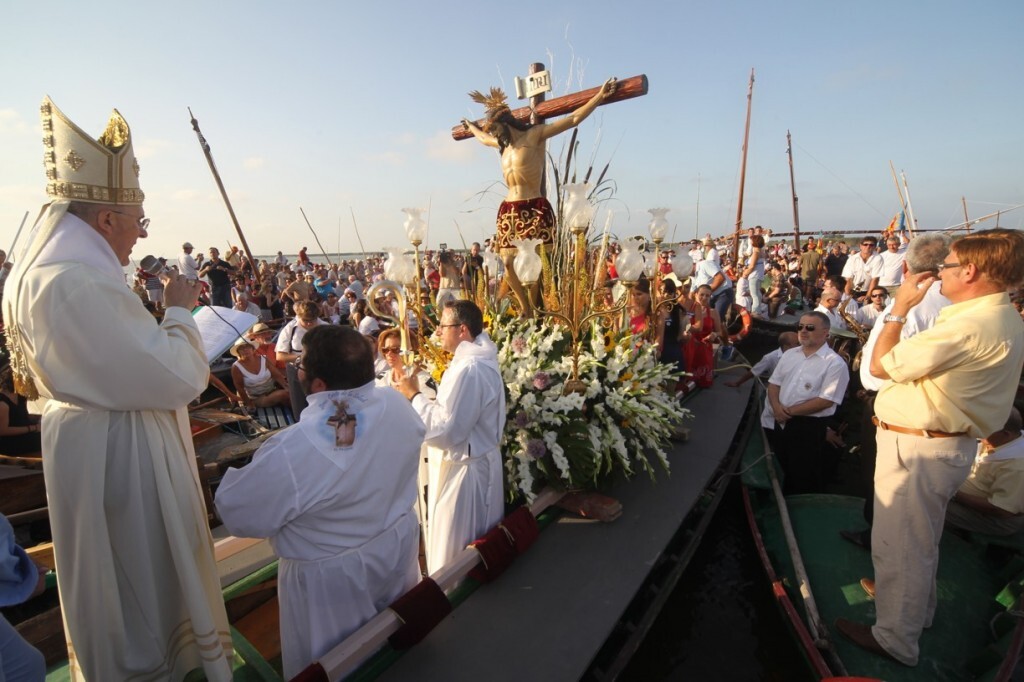 El arzobispo Carlos Osoro en la barca realizando la plegaria ante el Cristo de la Salud/avan
