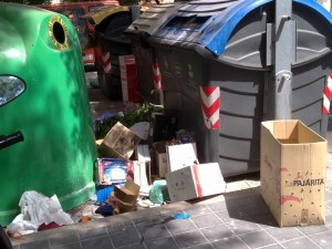 Basura depositada en la calle fuera del contenedor en un barrio de la ciudad/gsm