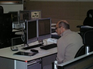 Uno de los operarios en una de las mesas de trabajo controlando accesos y arterias/vlcciudad
