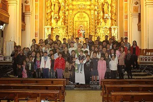 Un grupo de chinos-católicos en la parroquia de Ruzafa con el párroco Juan Verdeguer