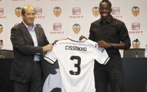 El presidente del Valencia C.F. y Cissokoh con la camiseta con el número 3/vlc