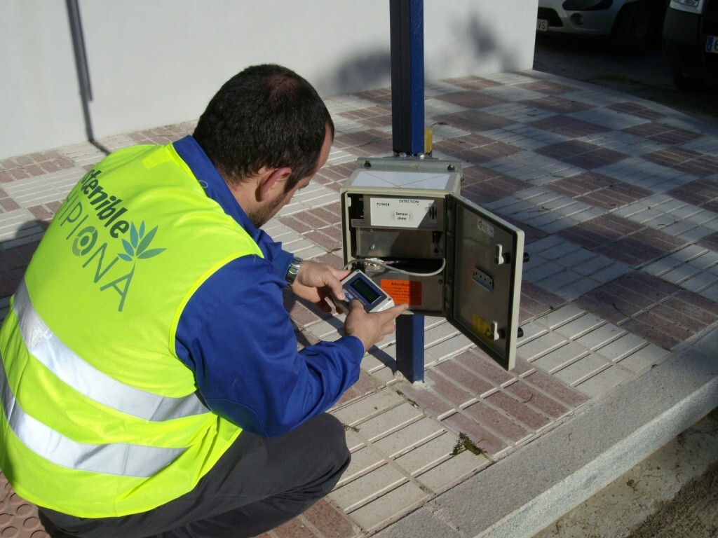 Un operario realiza un control de aforos en una calle de una ciudad