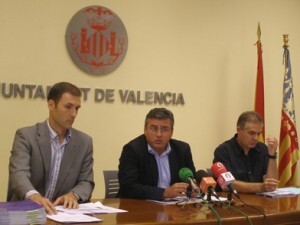 El concejal de Deportes, Cristóbal Grau, con el gerente de la FMD, Luis Cervera, a la izquierda./ayto vlc