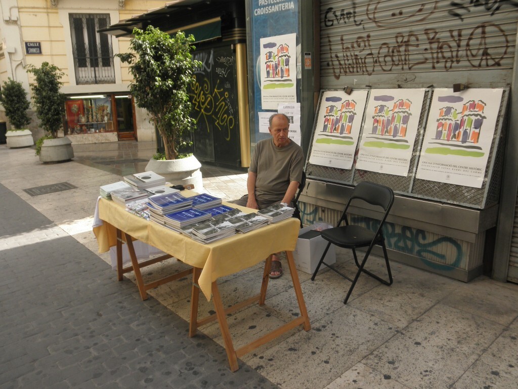 El dirigente vecinal con el puesto instalado en la jornada del pasado sábado/aa.vv. el carmen