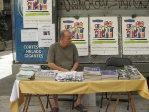 Los libros y las camisetas proceden de campañas de la entidad vecinal y de instituciones públicas que editaron obras del barrio/aa.vv el carmen