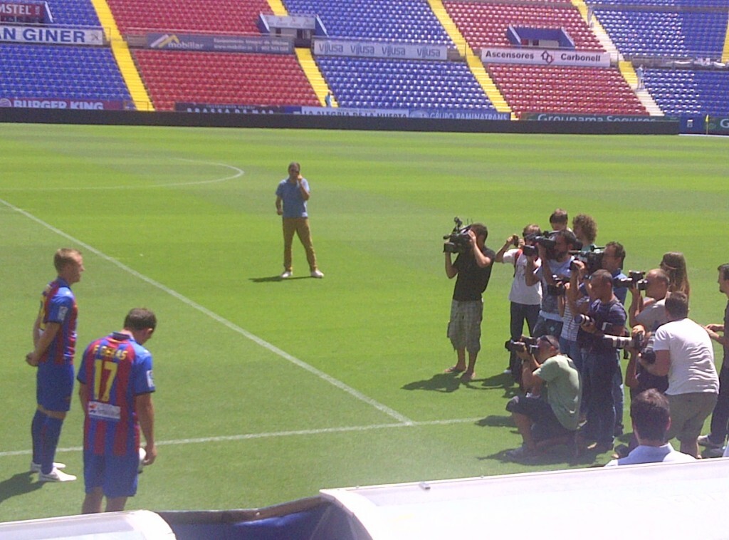 Los dos nuevos jugadores granotas posan para los medios gráficos/vlcciudad