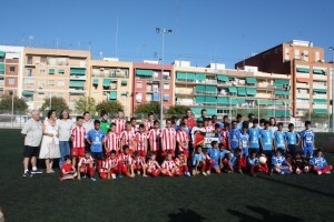 Jugadores del C.F. Malvarrosa y niños saharauis en la jornada del año pasado/http://escueladefutbolmalvarrosa.blogspot.com.es