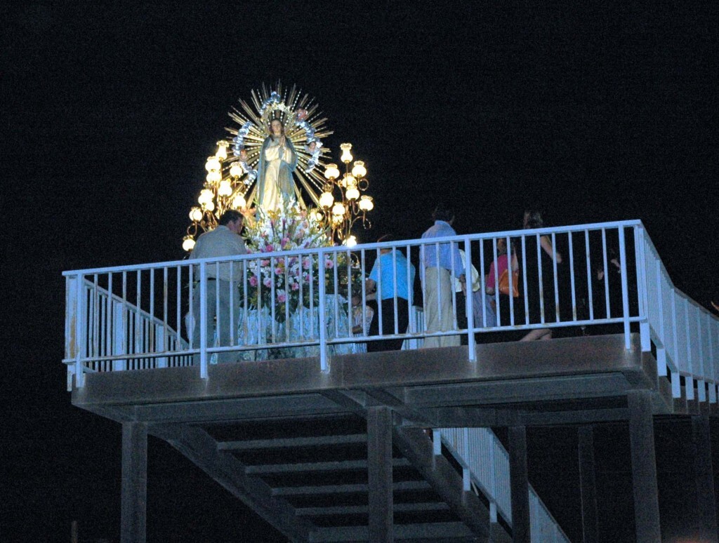 La imagen de la Purísima atraviesa el puente peatonal para ir de la iglesia al núcleo urbano de La Punta/fiestassancristobal