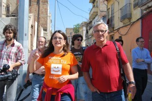 El portavoz de Comprómis, Joan Ribó, con la diputada Mónica Oltra en una calle del Cabanyal