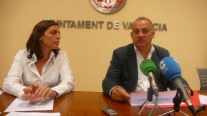 La edil Annais Menguzzato y el portavoz socialista Joan Calabuig/pspv La edil Annais Menguzzato y el portavoz socialista Joan Calabuig/pspv