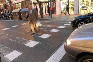 Dos personas atraviesan un paso de cebra con la nueva forma de pintada/elmundo