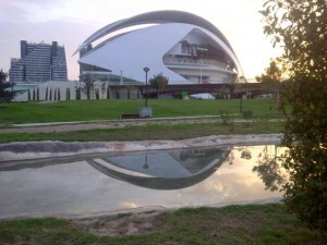 El Palau de les Arts se refleja en un tramo del Río de la Vida en la tarde de ayer sábado/vlcciudad