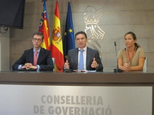 El conseller y secretario general del PP, Serafín Castellano, con Antonio Clemente y la edil de Valencia, Lourdes Bernal/gva