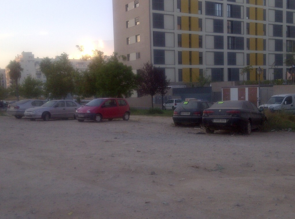 Una vista general del solar donde están los cinco vehículos entre otros turismos/vlcciudad