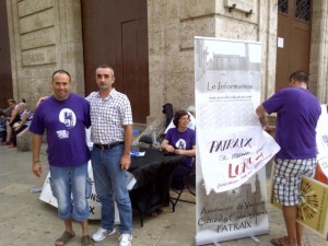 El presidente de la AA.VV. de Patraix, Toni Pla, a la izquierda con la camiseta de la campaña pro Lorca/vlcciudad