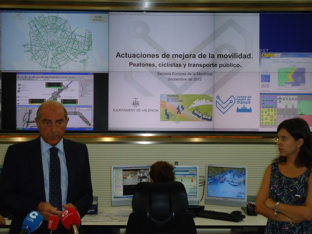 El concejal Novo explica los detalles de las medidas con la jefa de sala del centro de gestión de tráfico