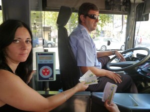 Un pasajera enseña el billete al conductor de bus/emt