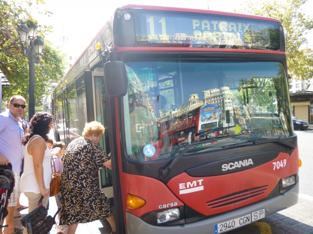 Unos usuarios subiendo hoy al autobús/emt