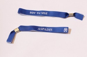 Las pulseras son de color azul/alberto saiz Las pulseras son de color azul/alberto saiz