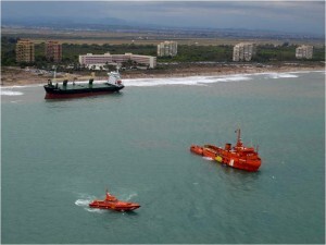 Dos buques de salvamento intentan reflotar los portacontenedores varados/salvamento marítimo