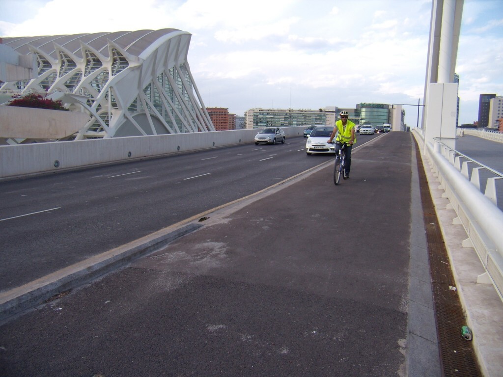 Un ciclista atraviesa el puente de Calatrava de L´Assut de L´Or/eu