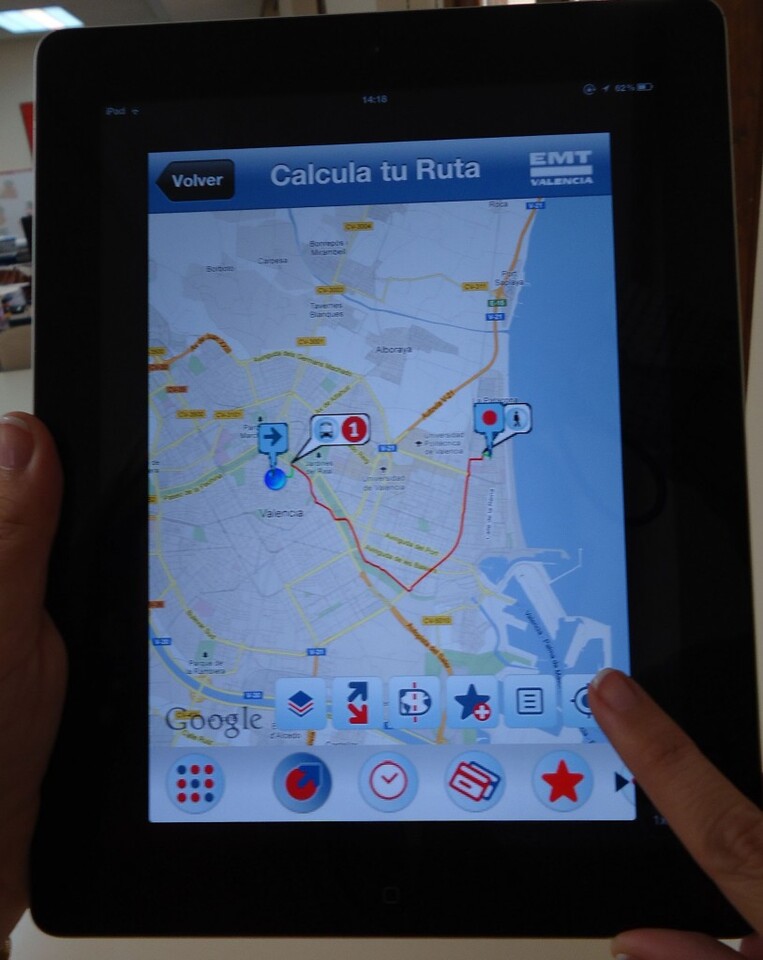Móvil con la aplicación para conocer la ruta/emt