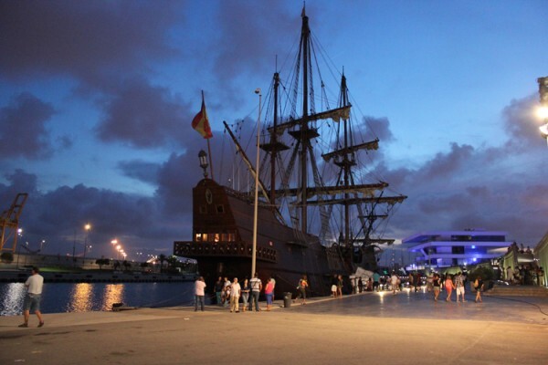 El galeón 'La Pepa' atracado en el Puerto de Valencia, junto al Veles e Vents
