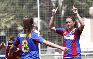 Dos jugadoras del Levante Femenino celebran un gol en la pasada temporada/jorge ramirez