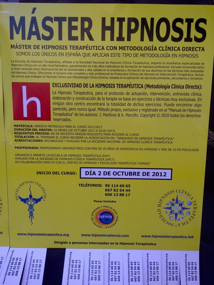 Cartel sobre el máster de hipnosis pegado en las paredes de las calles