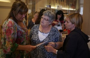 Amparo Mora durante la visita que realizó al mercadillo el año pasado