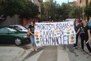 Varios vecinos de Benimaclet encabezaron el pasacalle festivo con una pancarta/aavv benimaclet Varios vecinos de Benimaclet encabezaron el pasacalle festivo con una pancarta/aavv benimaclet