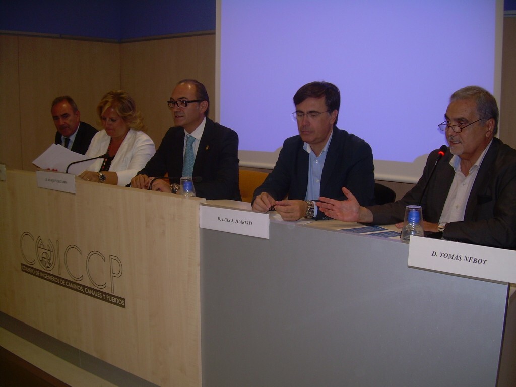 Mesa de ponentes en la conferencia de hoy en el Colegio de Ingenieros de Caminos con la concejala Ramón-Llín