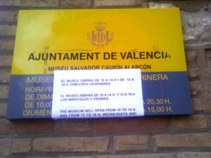Cartel del Museo de la Semana Santa Marinera con el folio donde se anunciaba la restricción horaria en julio