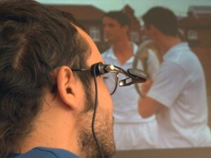 Un hombre con un sistema para ver películas para discapacitados